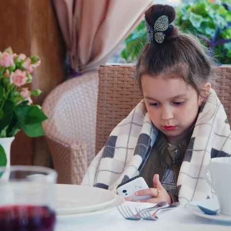 Child-on-Phone-in-Restaurant