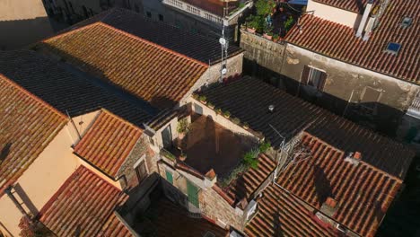 Volar-Sobre-Los-Tejados-De-Los-Antiguos-Asentamientos-En-El-Pueblo-De-Pitigliano-Durante-El-Amanecer-En-Toscana,-Italia