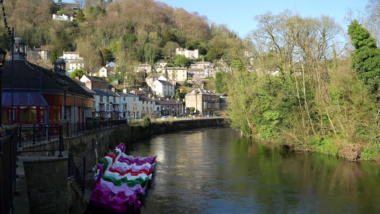 Incantevole Matlock Bath con il fiume Derwent e graziosi caffè ed edifici in pietra.