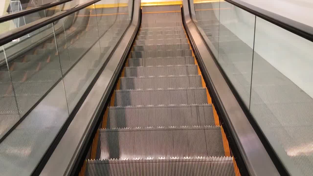 Rulletrappe POV af en person, der kører på den