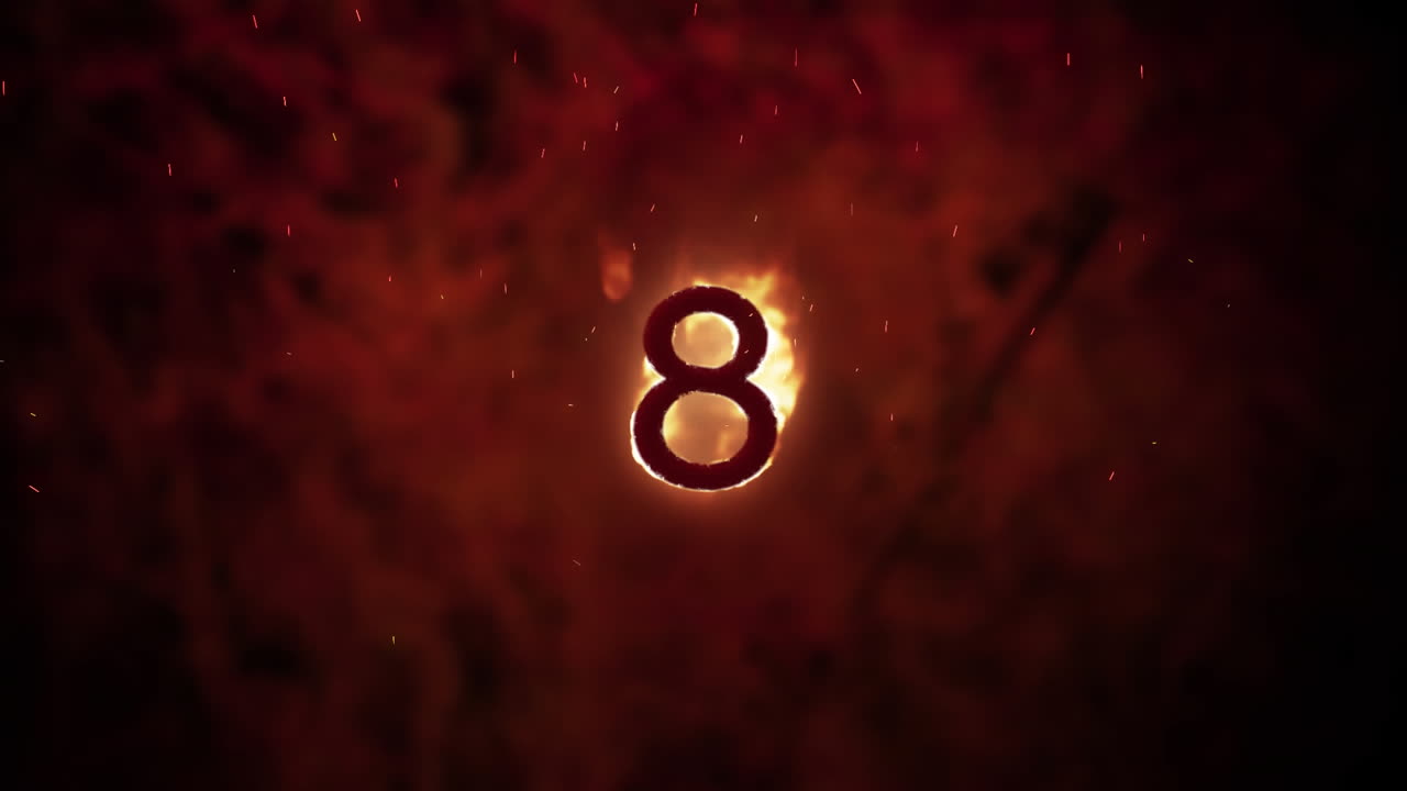 8 en llamas sobre un fondo naranja