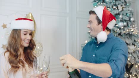 Pareja-Riendo-Celebrando-El-Año-Nuevo-Con-Vino-Espumoso.