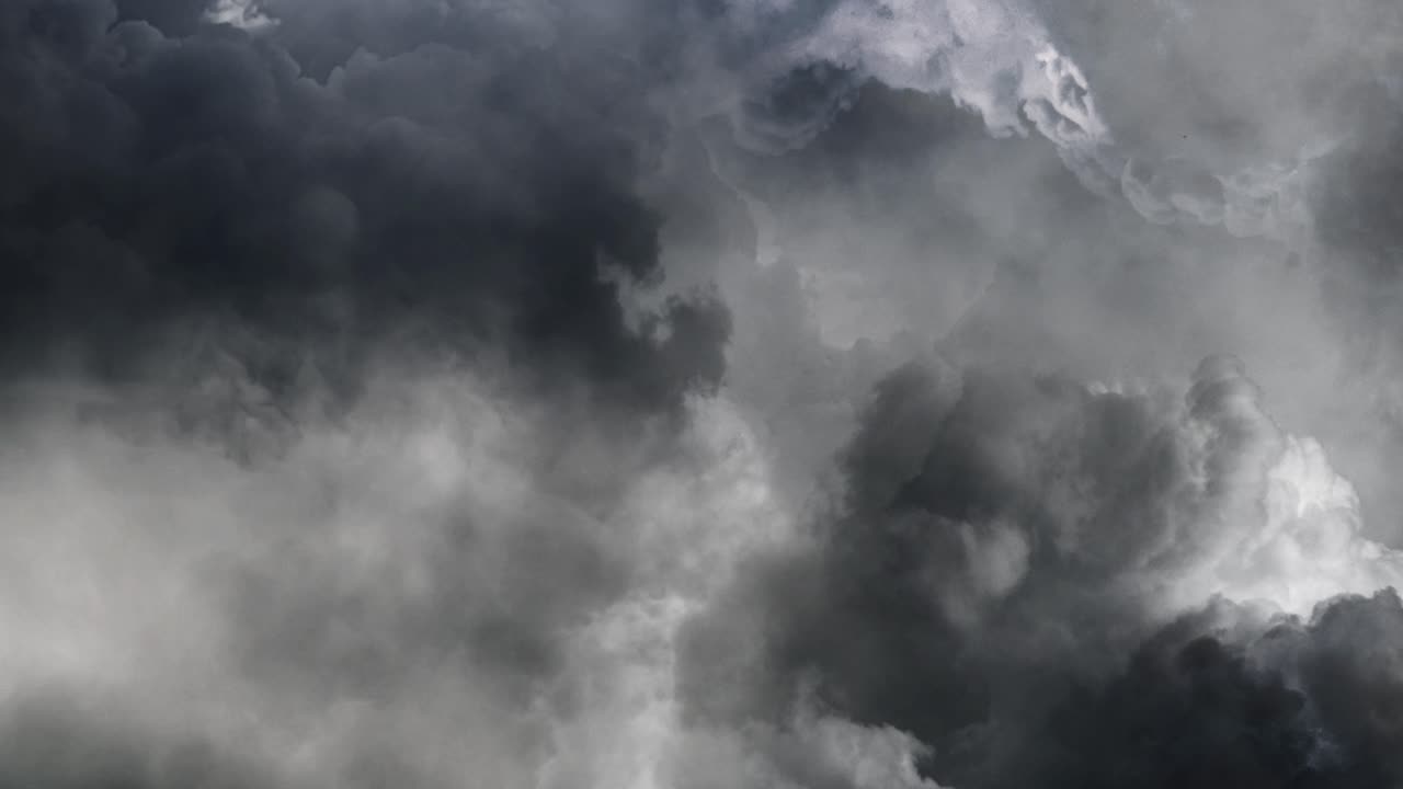una tormenta y relámpagos dentro de la nube gris oscuro 4k
