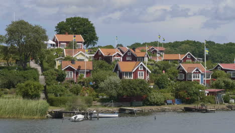 Casas-De-Verano-De-Brandaholm-Durante-El-Día-Nacional,-Karlskrona,-Suecia