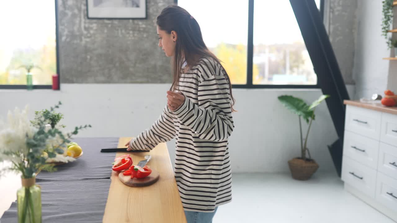 Donna che cucina in una cucina moderna