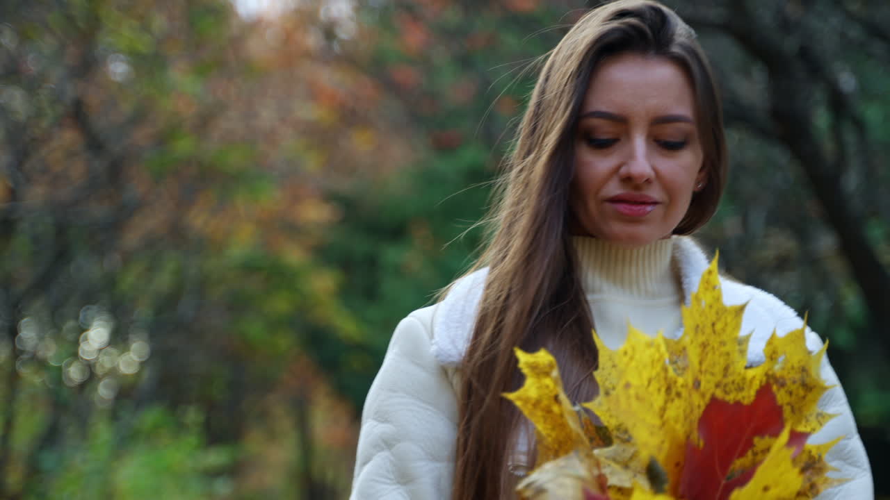 공원에서 가을을 즐기는 여자