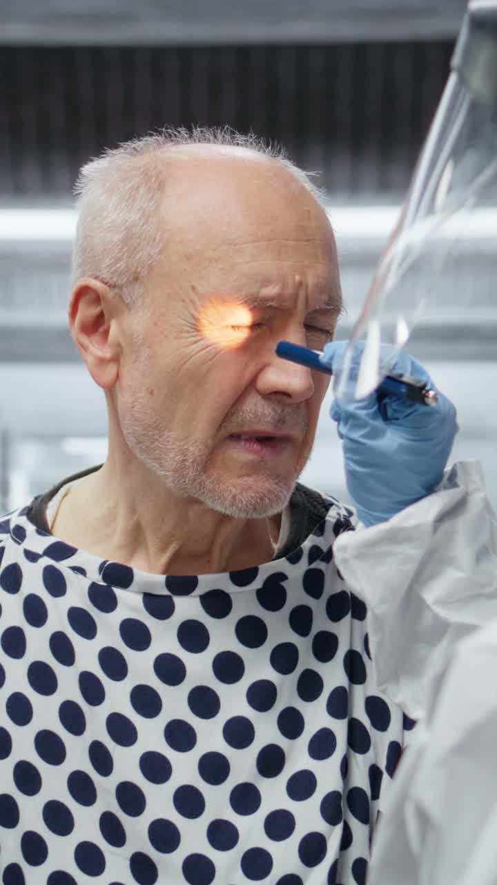 Un team di scienziati specializzati in video verticali in tuta protettiva consulta un paziente affetto da infezione virale