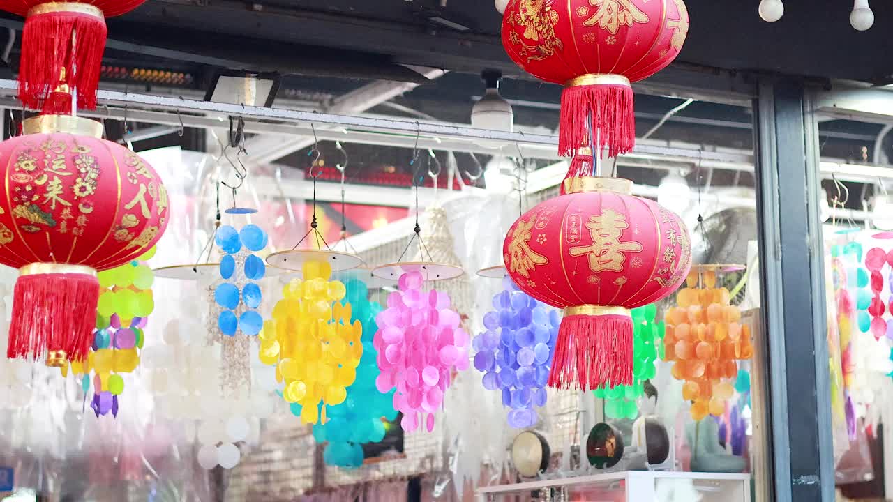 linternas vibrantes y decoraciones en el mercado de phuket