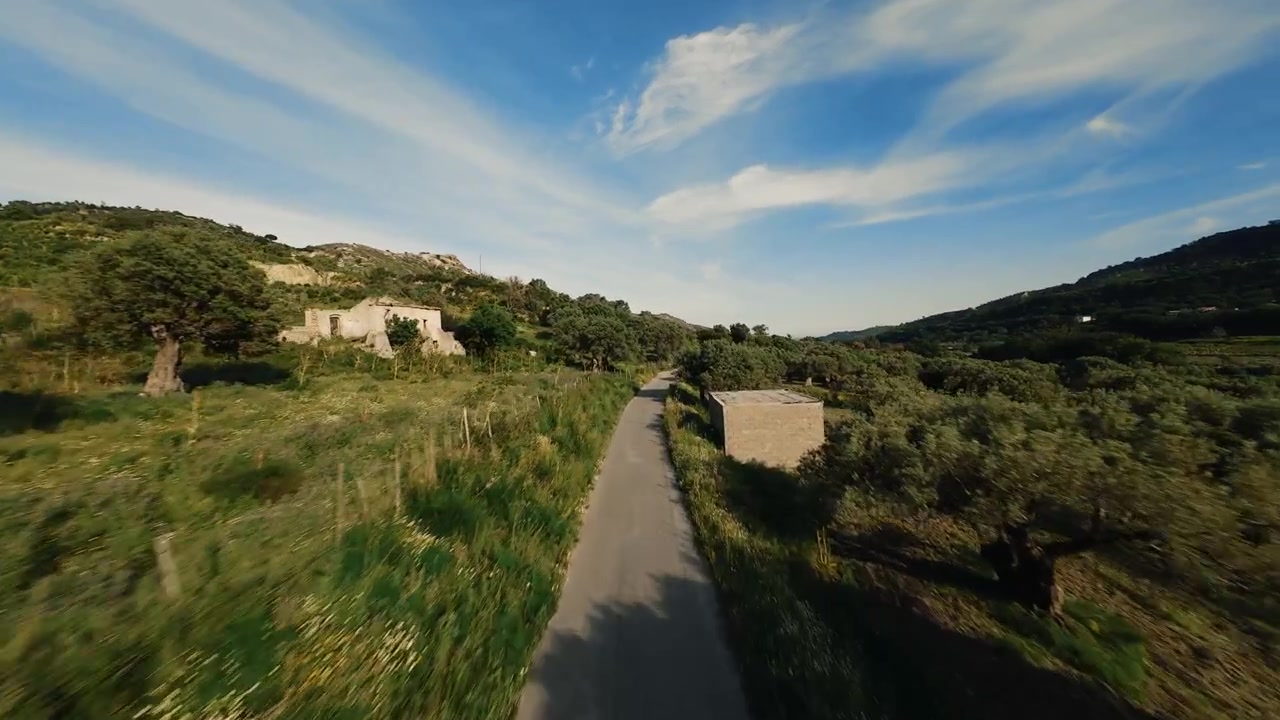 Ripresa aerea di un sentiero attraverso colline verdi