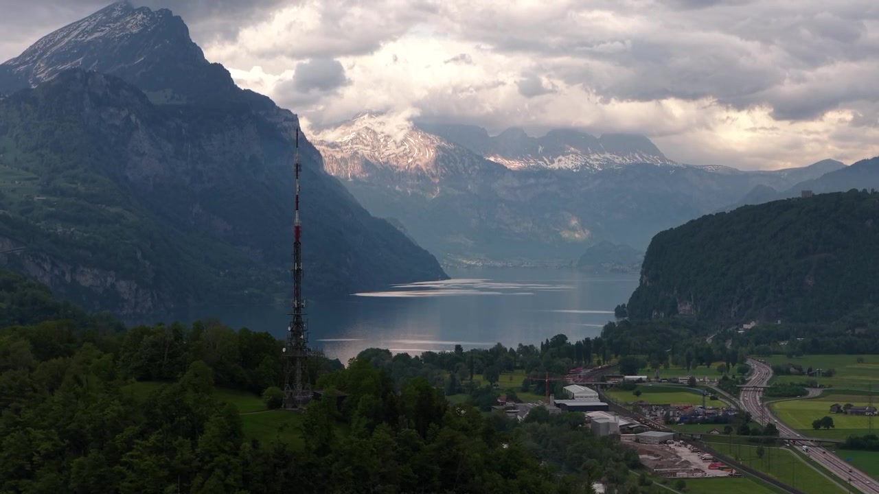 Weesenin kylä, Walenjärvi, Glarusin Alpit, Sveitsi, Sveitsin alppimaisema.