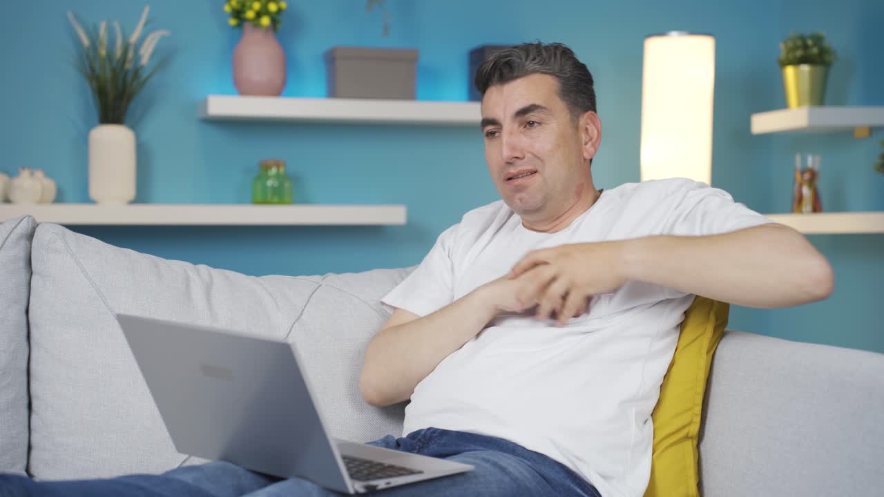 una persona de negocios enojándose consigo misma mientras trabaja en una computadora portátil en casa.