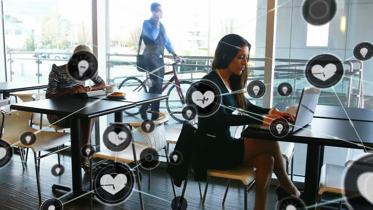 animación de iconos conectados sobre diversas mujeres que trabajan en portátiles y tabletas digitales en cafés