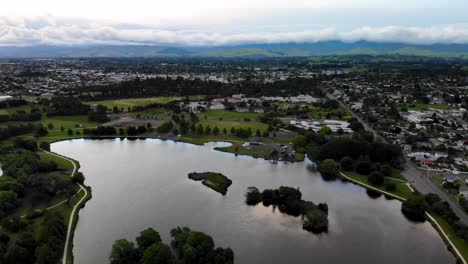 vista a vista de pájaro de la ciudad de masterton, paisaje sobre el área de recepción del lago henley, día nublado en nueva zelanda