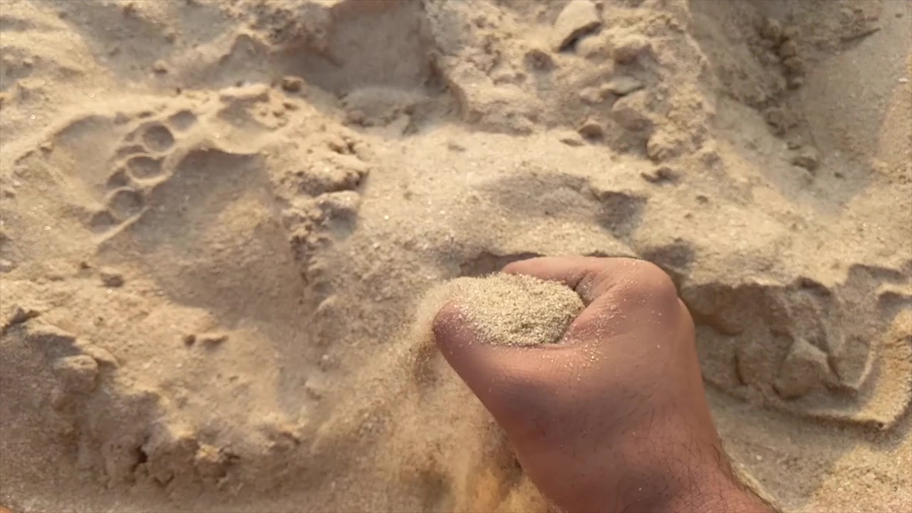 Lek med havssand på Goas strand