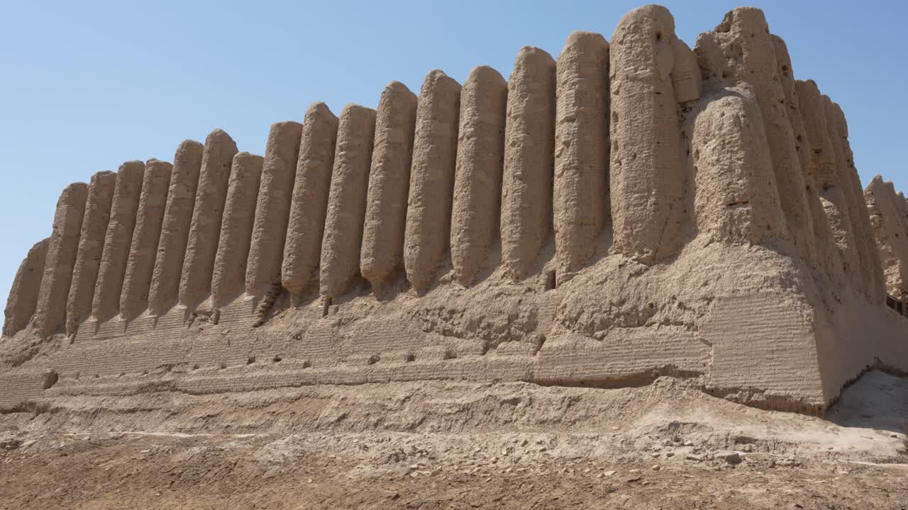 Ruins of ancient fortress in the desert of Turkmenistan, Seljuk fortress Great Kyz Kala