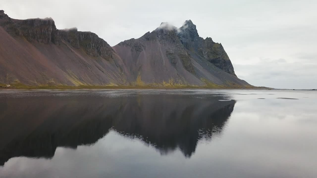 En droneoptagelse af Höfn Strand, der spejler sig