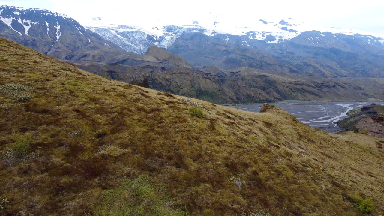아이슬란드의 토르 계곡을 덮고 있는 산비탈 위로 역동적인 철수 비행