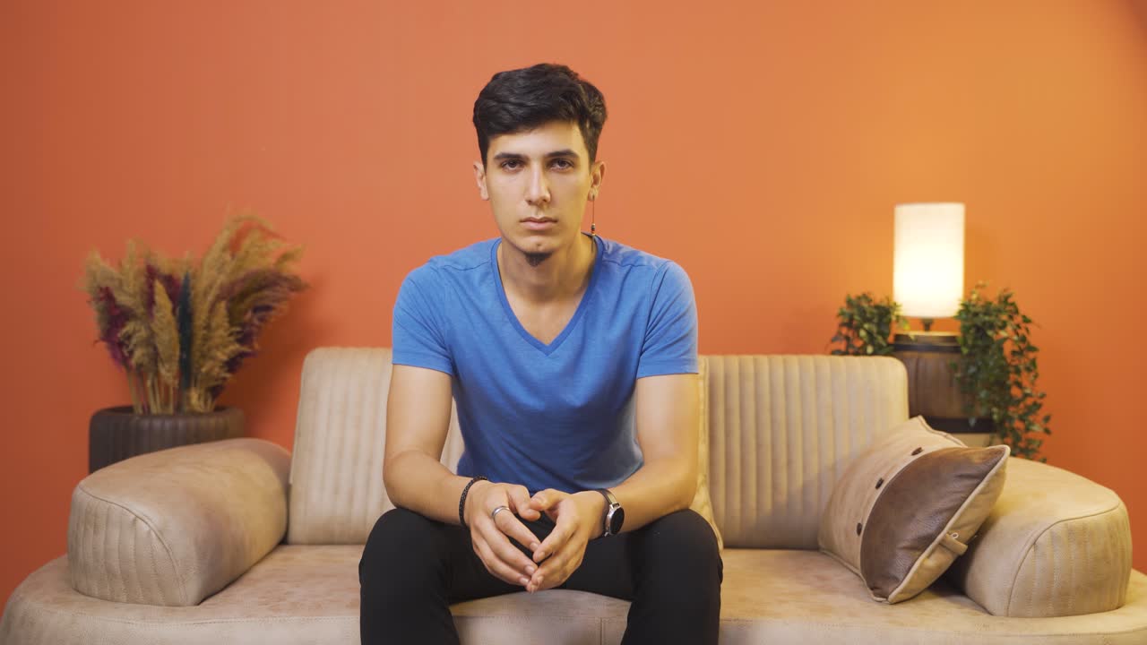 둔한 표정으로 카메라를 바라보는 남자.