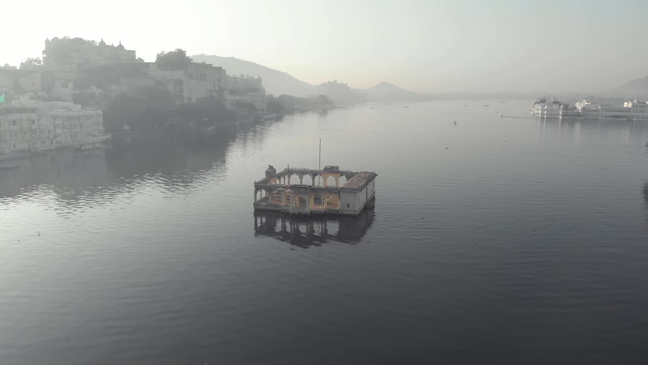 vista superior del templo mohan mandir en el lago pichola, en udaipur, rajasthan, india - sobrevuelo aéreo de ángulo bajo