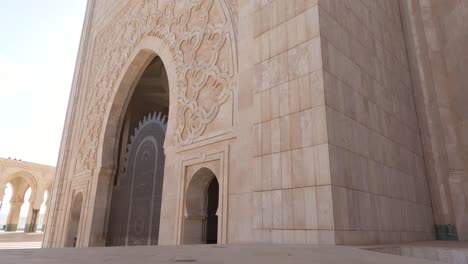 Vista-Exterior-De-Las-Paredes-Ornamentadas-De-La-Mezquita-Hassan-Ii-De-Casablanca-Con-Diseño-De-Mosaico