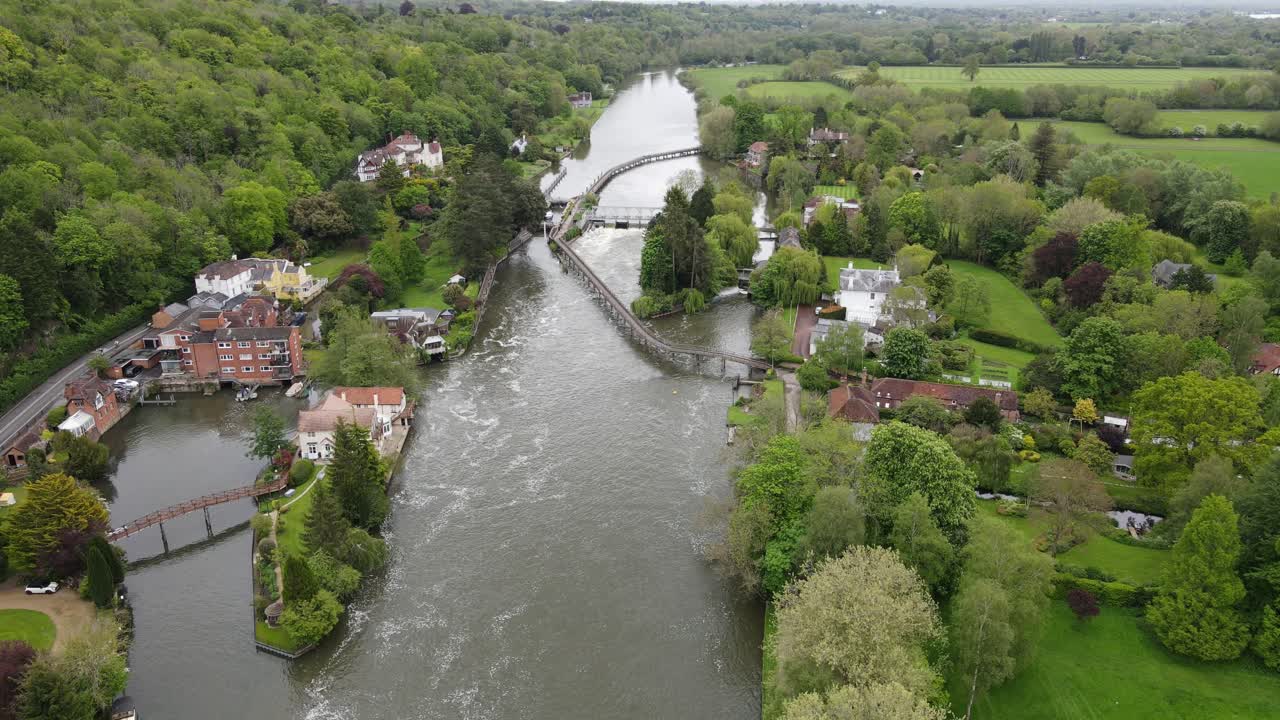 Marsh Lock sul fiume Tamigi, Regno Unito, Oxfordshire, riprese aeree 4k