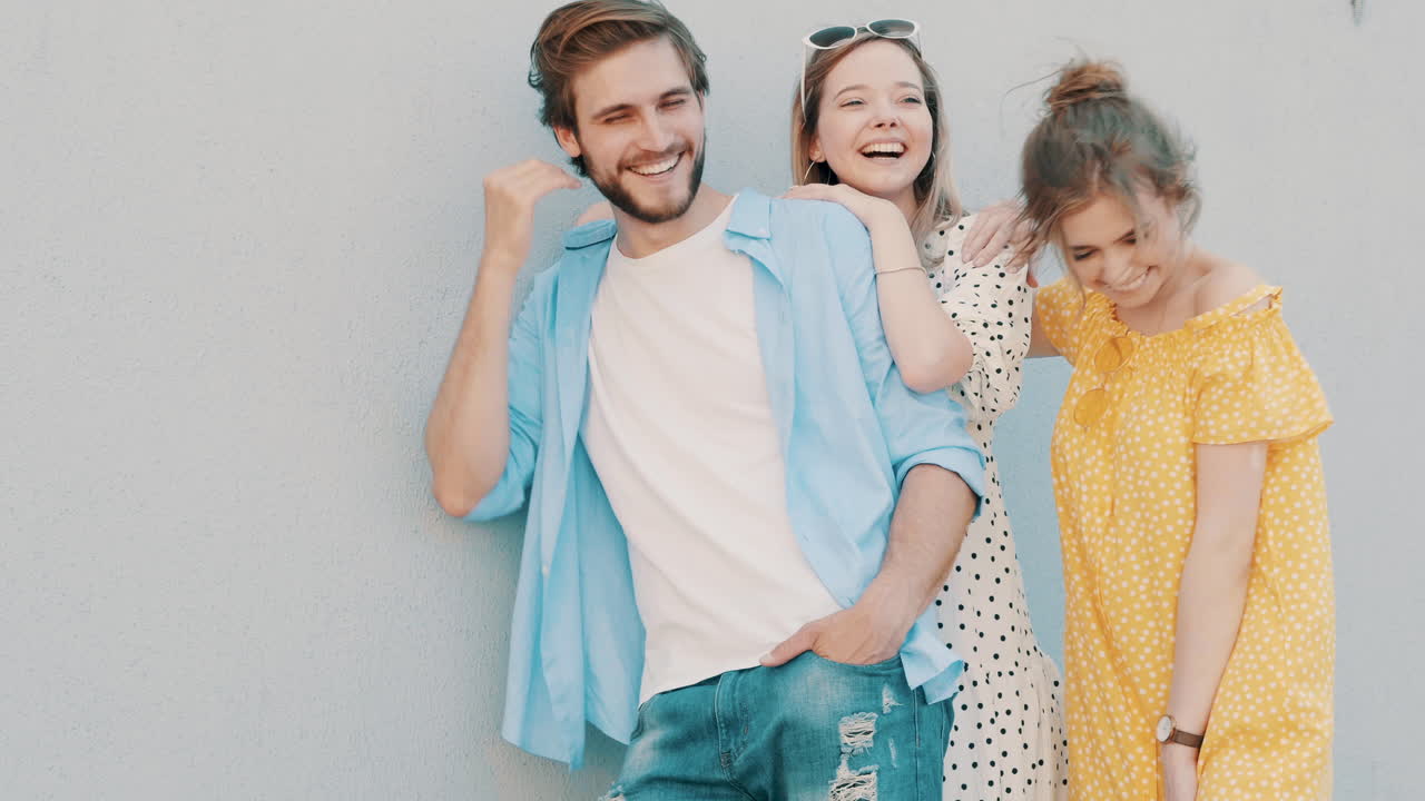 tres amigos posando al aire libre
