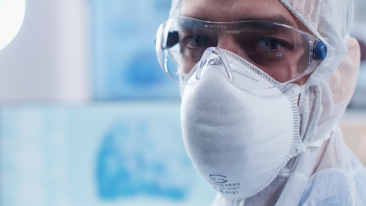 Professionista medico in attrezzature di protezione