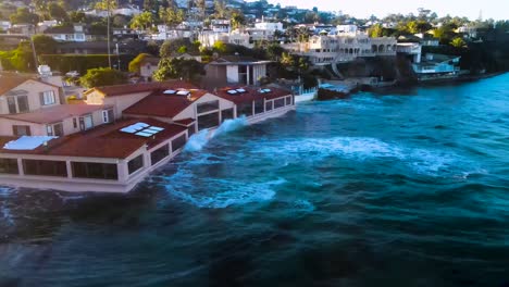 Antena-De-Casas-Frente-Al-Mar-De-La-Jolla-Recibiendo-Una-Paliza-De-Las-Olas