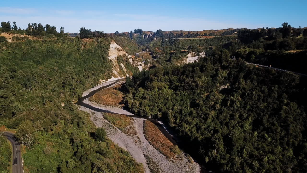 Vuelo aéreo de verano sobre el pintoresco río Oroua, Rangitikei, Nueva Zelanda