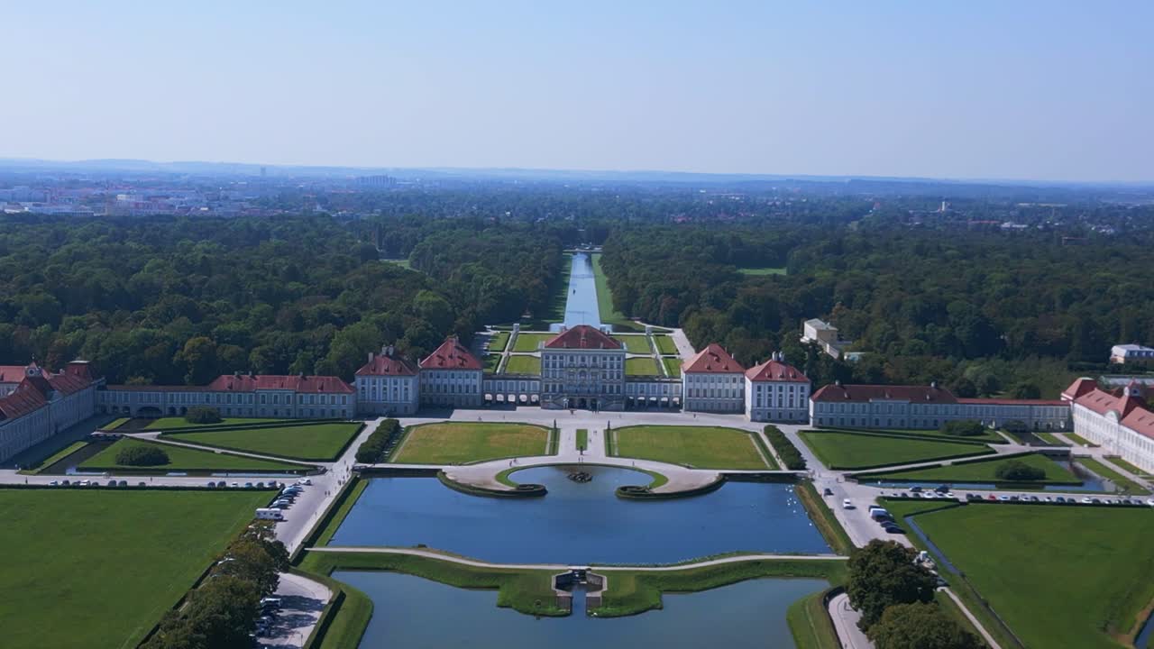 bonita vista aérea de arriba vuelo castillo nymphenburg palacio paisaje ciudad ciudad munich alemania bávaro, verano cielo azul soleado día 23