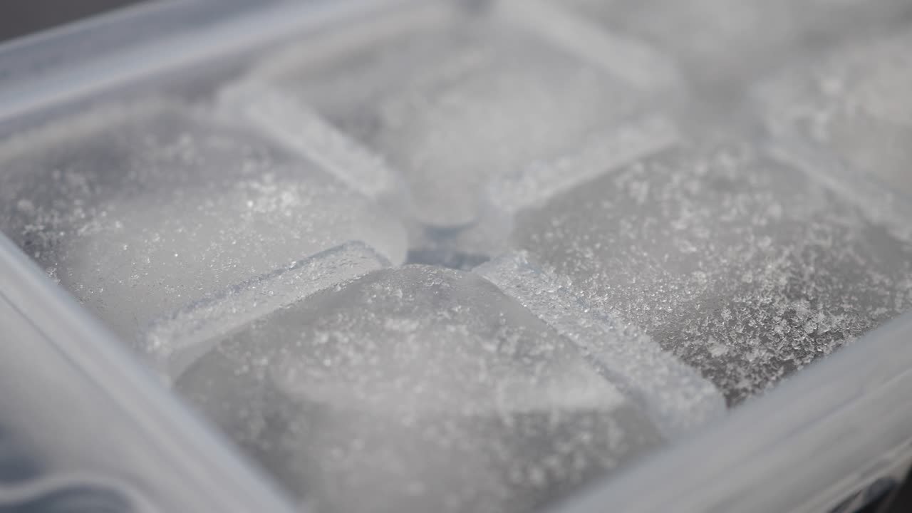 Isbiter i et isbitbrett av plast