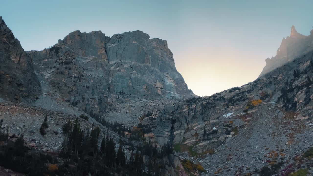 vistas de las montañas desde el lago esmeralda en el parque nacional de las montañas rocosas en colorado