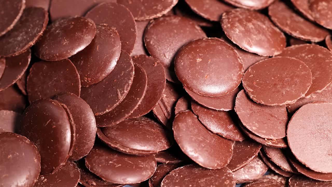 vista de cerca de los discos de chocolate en movimiento