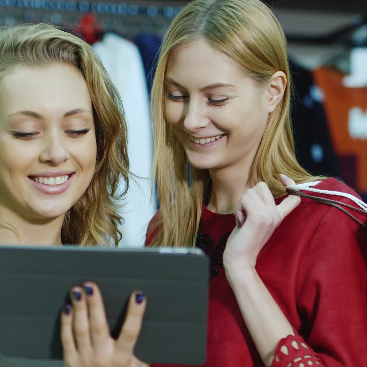 dos clientas usan la tableta en la tienda