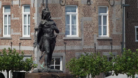 Ambiorix,-Eburones'-Prince-Statue-Tongeren,-Historic-Houses-Background