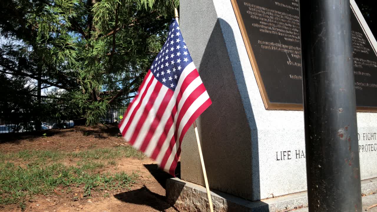 바람에 날리는 작은 미국 국기