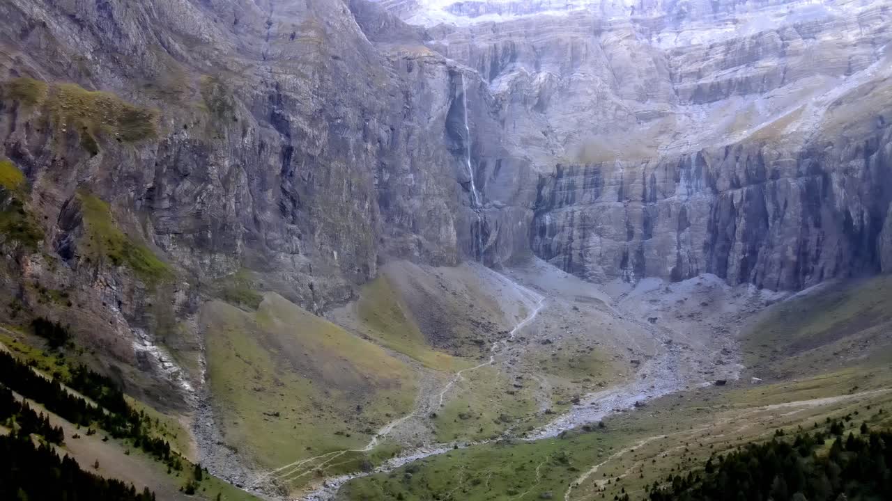 프랑스 피레네 산맥 에 있는 가바니 폭포 의 공중 사진