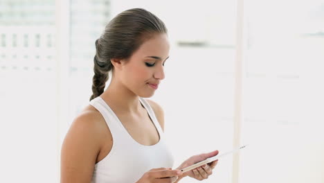 mujer joven usando su tableta digital