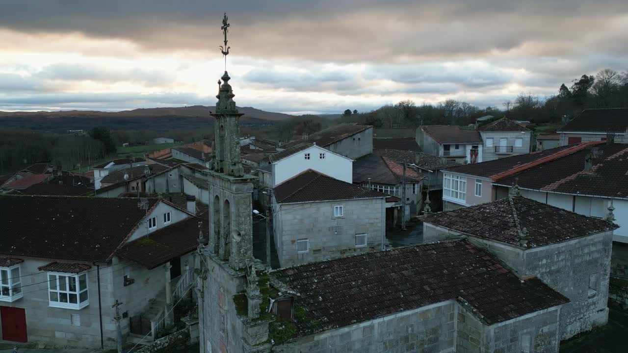 에픽 벨 타워와 번개 지이를 가진 오래된 무너진 교회 주변의 공중 도