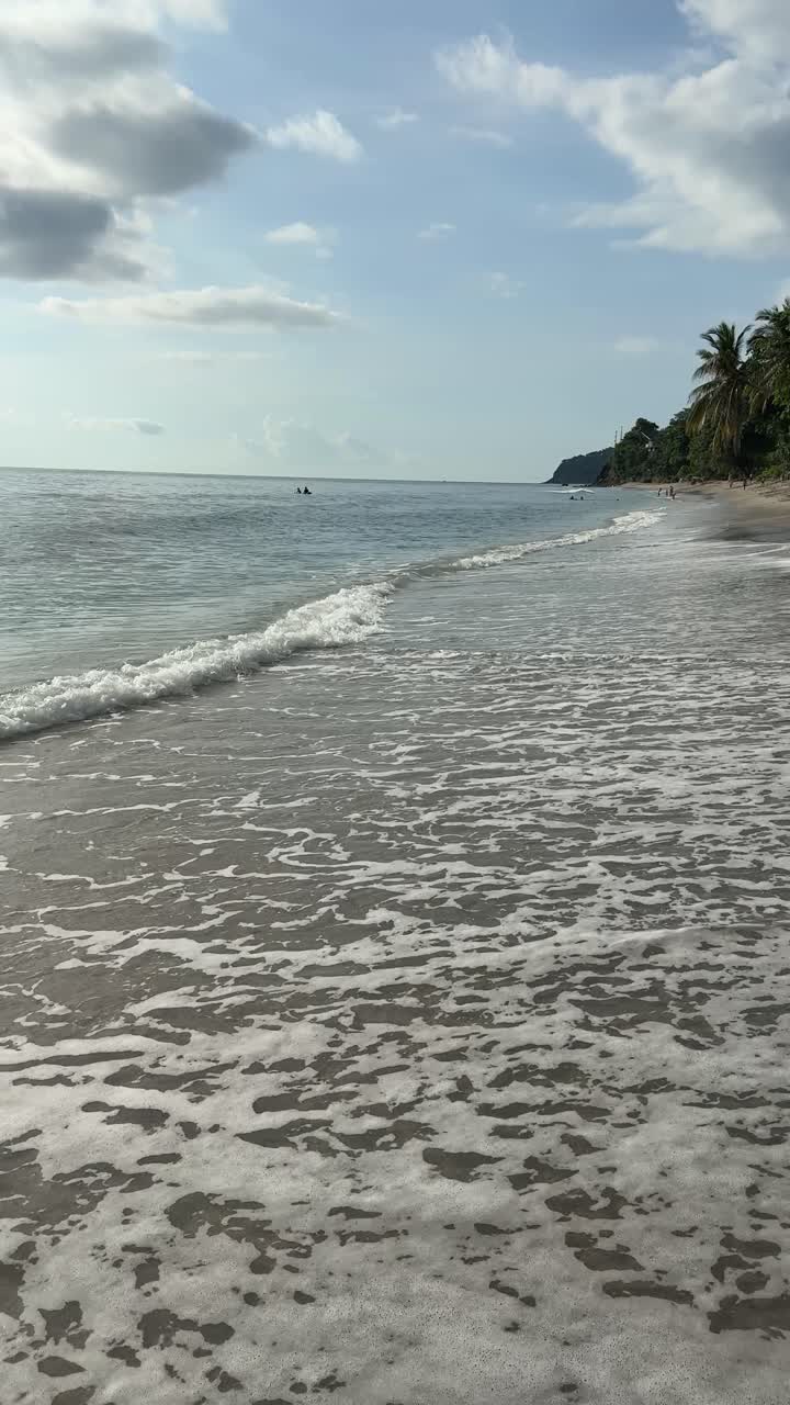 Ondas do Oceano Quebrando Suavemente na Areia de uma Praia Tropical