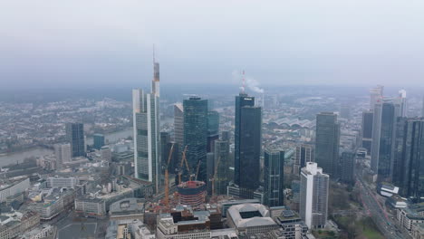 Vista-Panorámica-Aérea-De-La-Gran-Ciudad-Con-Distrito-De-Negocios.-Modernos-Rascacielos-Altos-En-El-Centro-De-La-Ciudad.-Fráncfort-Del-Meno,-Alemania