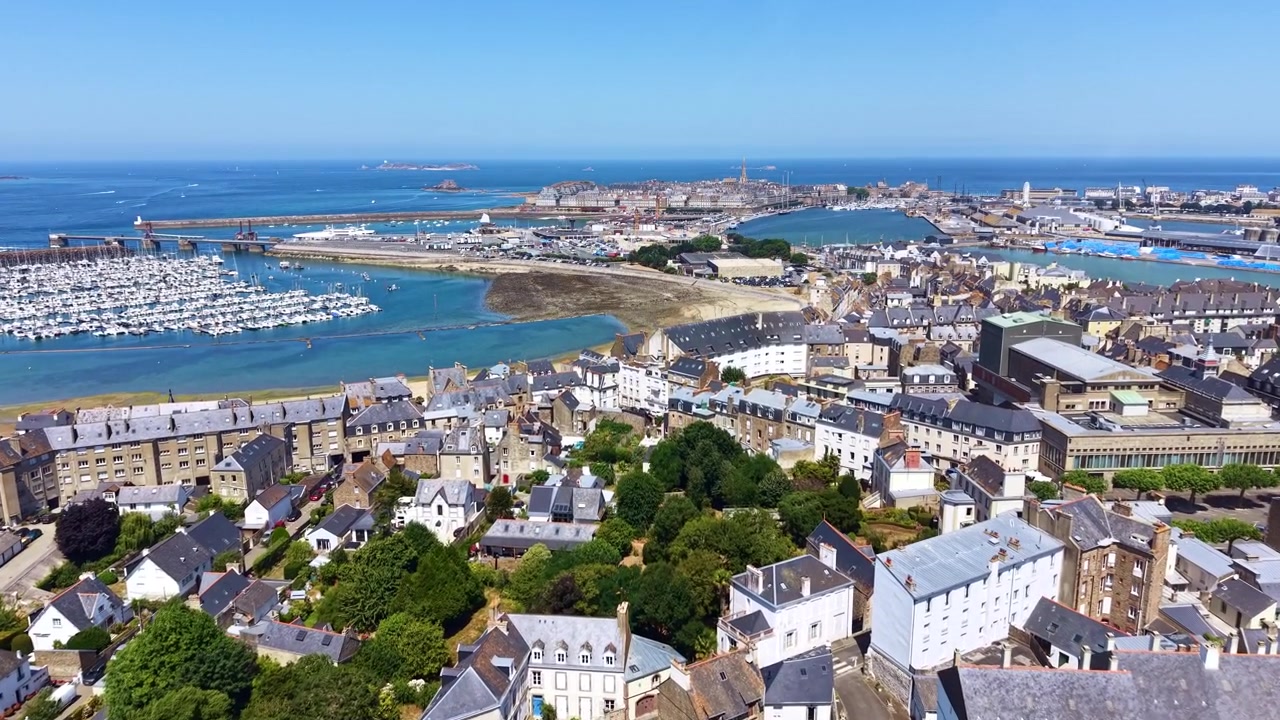 Drone survolant Saint-Servan révélant la Marina des Bas-Sablons, l'Intra-Muros et le littoral de Saint-Malo, France