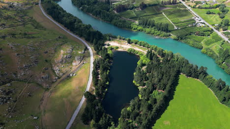 scenic pinders pond freedom camping junto al río clutha, nueva zelanda, vista aérea