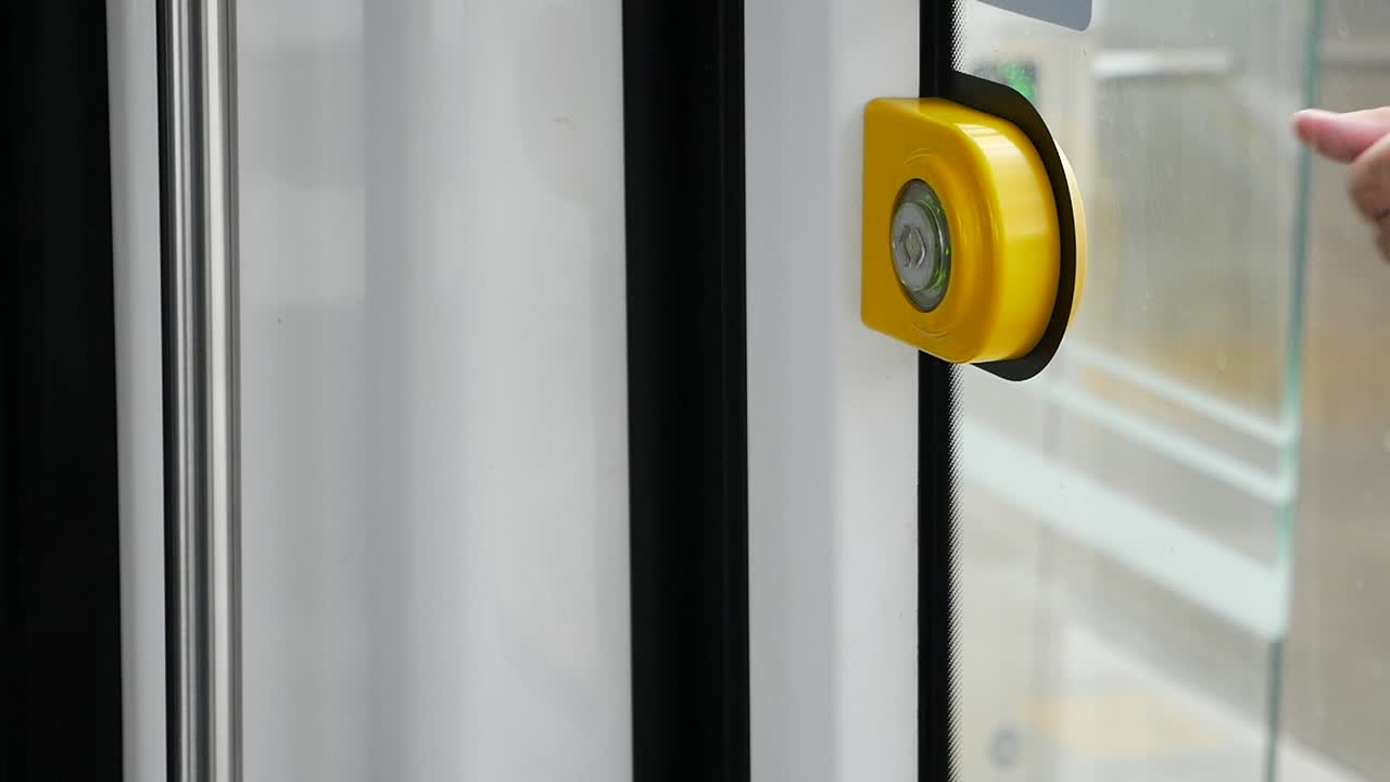 persona presionando el botón de la puerta del tren y la billetera