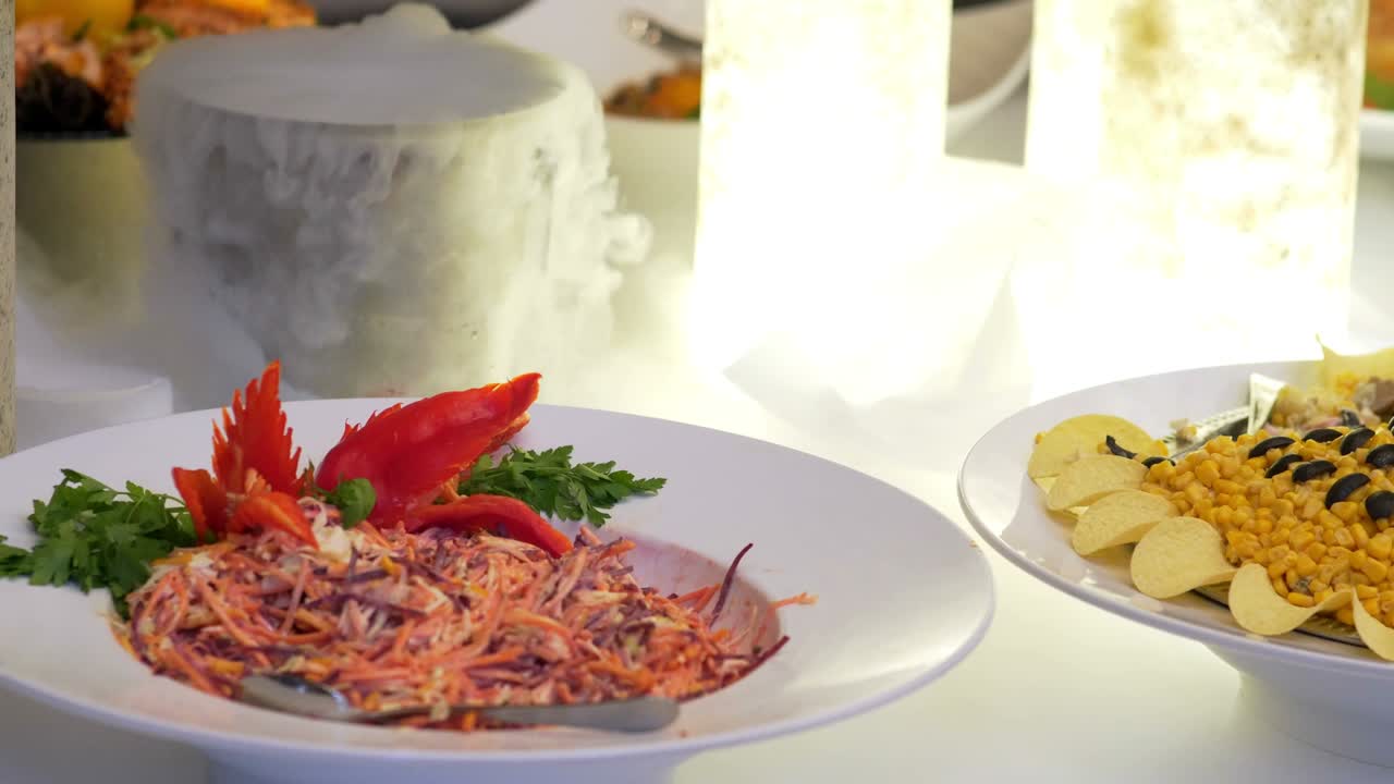 고급 레스토랑에서 고기, 다채로운 과일과 채소로 구성된 뷔페 음식을 제공합니다.