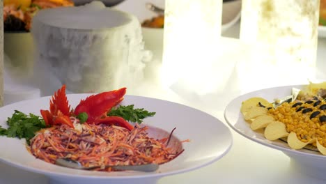 personas de catering de grupo comida buffet en interiores en restaurante de lujo con carne frutas y verduras de colores.