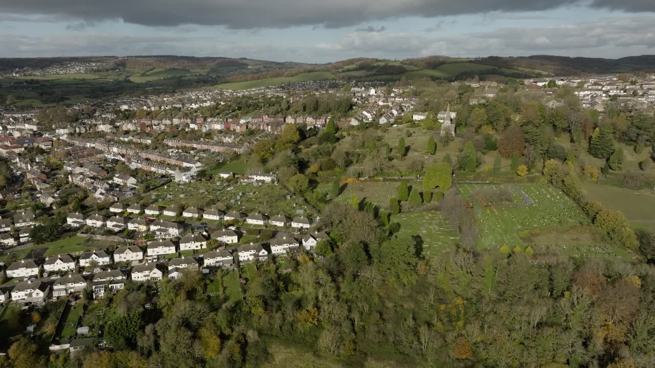 ciudad cotswolds inglaterra cementerio de stroud suburbios cotswalds campo paisaje aéreo otoño