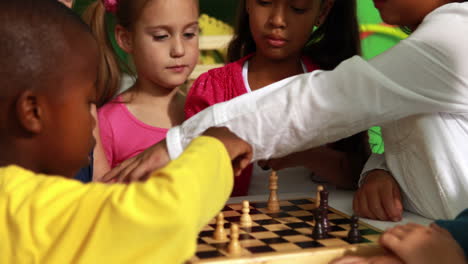 clase preescolar aprendiendo a jugar al ajedrez