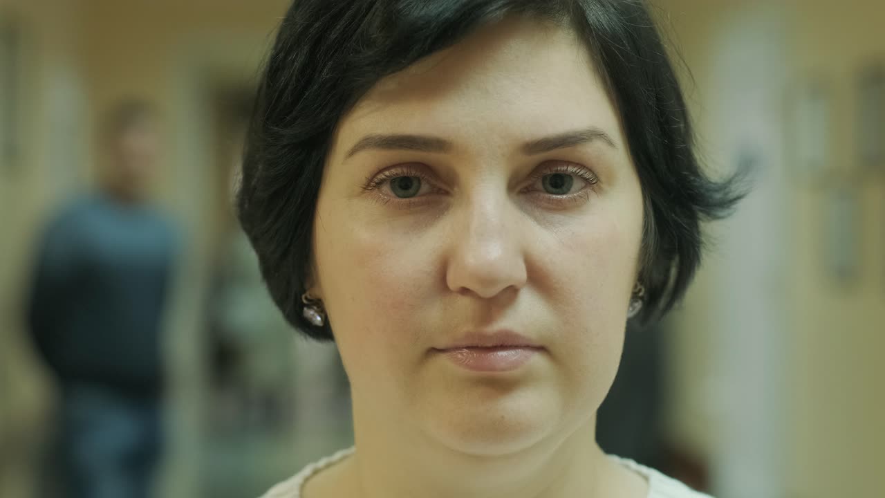 una mujer está conmocionada después de tener una enfermedad. mujer en shock. chica sintiéndose triste y deprimida preocupada.