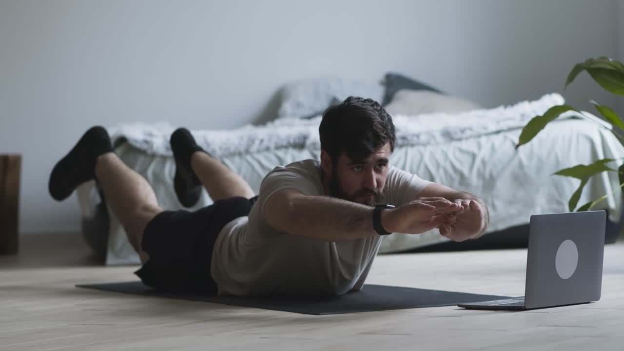 Uomo che fa allenamento online a casa